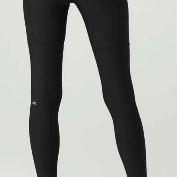 Black polka dot workout set from Alo. - Picture 8 of 8